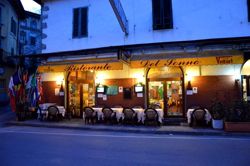 Tavoli della pizzeria con l'angolo degli scacchi